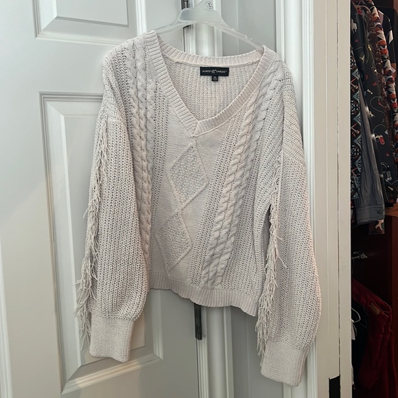 Sweater with fringe - Picture 1 of 2